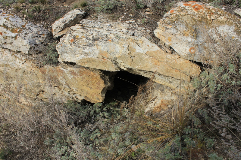 Вход в пещеру или случайное нагромождение камней?