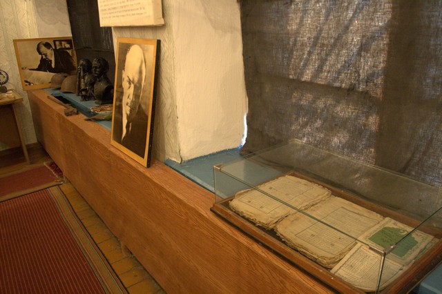 Уголок Ленина и коран соседствуют в деревенском музее