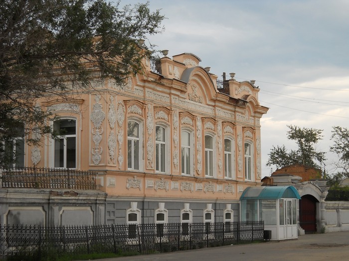 Бывший купеческий дом, теперь филиал ЧЕЛГУ, Троицк