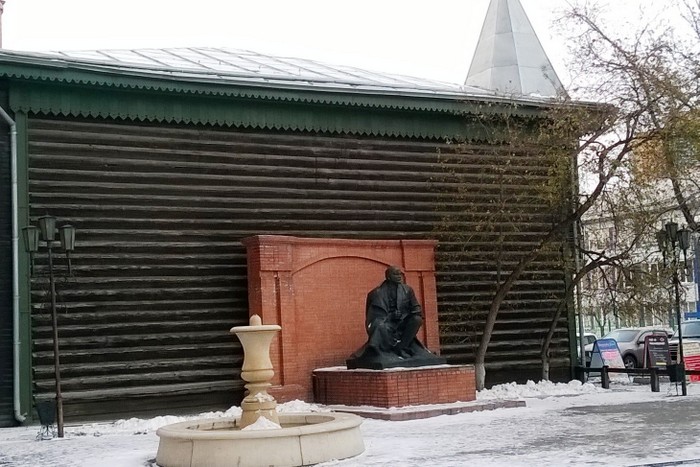 Тихий Ленин у фонтана