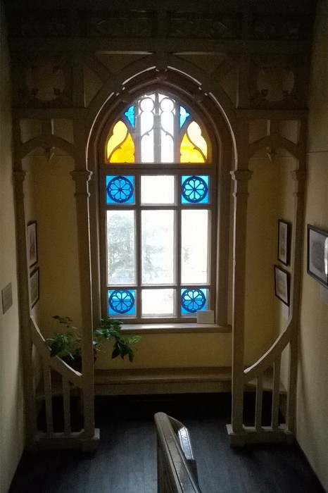 Витраж на главной лестнице музея