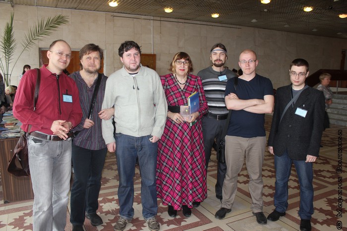 Участники Рифейских встреч и я с книгой "Каменск, отчеством Уральский"